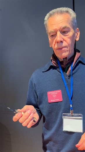 🔪 Franco Bonassi, dal Friuli-Venezia Giulia, coltiva la sua passione per l’arte della coltelleria da oltre trentasette anni. Un percorso fatto di dedizione e maestria che lo ha portato a creare coltelli unici, come i Liner Lock presentati a Coltelli ai Castelli 2025. Grazie Franco per essere stato con noi! 🔥 Continuate a seguirci per scoprire tutti i maestri e gli artigiani che hanno reso speciale questa edizione! #coltelliaicastelli #mostranazionaledelcoltelloartigianale #coltelliartigianali 