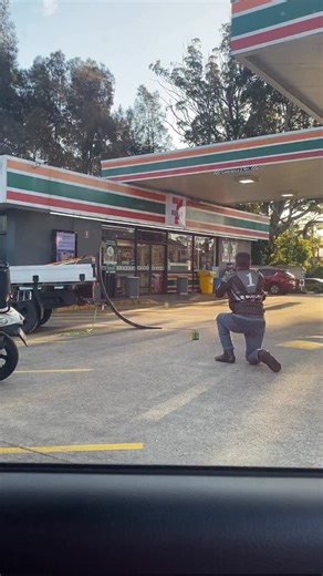 Told this legend in the Suzuki jacket I was gonna flip it — next minute he’s helping me set the ramp up 😂 absolute weapon | Liam Heinzel