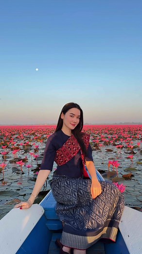 ทะเลบัวแดง: ความงามของธรรมชาติในอีสาน