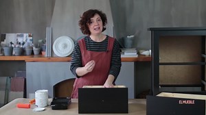 La profesional del ChalkPaint Crea, Decora, Recicla, Neus Iserte, explica paso a paso cómo pintar a la tiza muebles de IKEA, como por ejemplo, una mesita de noche | El Mueble
