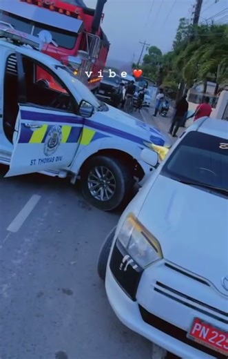 Policías en Jamaica intentan detener a conductores