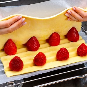 The family's favorite recipe! Puff pastry dessert, in just 10 minutes Ingredients: puff pastry: 400 g (14 oz) sour cream: 40 g (1.4 oz) cinnamon: 5 g (0.2 oz) strawberries: 400 g (14 oz) honey: 20 g (0.7 oz) starch: 20 g (0.7 oz) water: 30 ml (1 fl oz) puff pastry: 400 g (14 oz) melted butter: 50 g (1.8 oz) | Appetizing.tv
