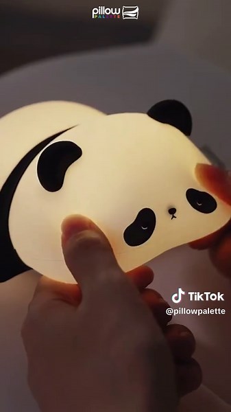 Najsłodszy dodatek do Twojego pokoju! 😍 Miękka, bezpieczna i idealna do zasypiania. 🐼 3 tryby świecenia funkcja auto-off, ładowanie USB-C. Którego zwierzaka wybierasz dla swojego dziecka? Sprawdź wszystkie 6 wzorów! 👇www.pillowpalette.pl #dc #dlaciebie #foryou #pillowpalette #lampkanocna
