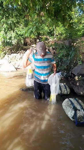 tiro de prueba a una atarraya antes de entregarla #pescador #pesca #atarrayas #rio #elsalvador