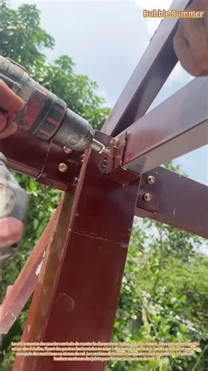 Construction d'une charpente métallique : assemblage de la structure portante d'un bâtiment