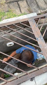 Lewo adek koni campak selop d bituni, lah bingung galooooo caronyo bkmno, baekkkk pck d masokkan adek tuni k lubang tuni😂😂😂 | Okta Piana