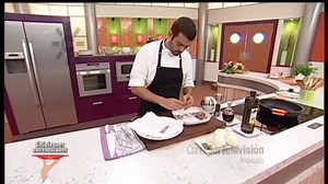 INGREDIENTES: 1 Kg. de chipirones, 3 cebollas, 4 dientes de ajo, 1 vaso de vino blanco, Laurel, tomillo Secar los chipirones limpios, salpimentarlos y dorarlos por ambas lados en una cacerola bien caliente con un chorreón generoso de virgen extra. Apartar y reservar. En ese mismo aceite rehogaremos las cebollas cortadas en pluma, 3 dientes de ajo laminados y 2 hojas de laurel. Cuando las cebollas tengan un buen color a tostado, dispondremos los chipirones reservados encima, verteremos el vino bl