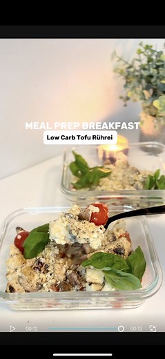 Zutaten für 1 Portion: (als Meal Prep einfach x2) – 100 g Tofu – 100 g Champignons – 100 g Cocktailtomaten – 2 Eier – 100 g körniger Frischkäse – Salz, Pfeffer Rezept: \t1.\tTofu in kleine Würfel schneiden und in einer Pfanne anbraten. \t2.\tChampignons und Tomaten klein schneiden, mit in die Pfanne geben und mitbraten. \t3.\tZwei Eier und den körnigen Frischkäse dazugeben, alles gut vermengen und stocken lassen. \t4.\tIn eine Schale geben und mit Salz und Pfeffer würzen. Nährwerte: – Kalorien: