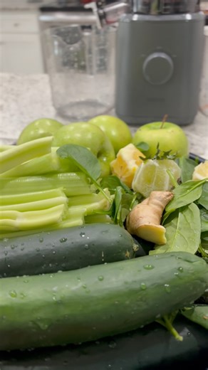 My go to green juice never misses, what does your green juice ingredients look like? #juicingrecipes | Splashbarxpress