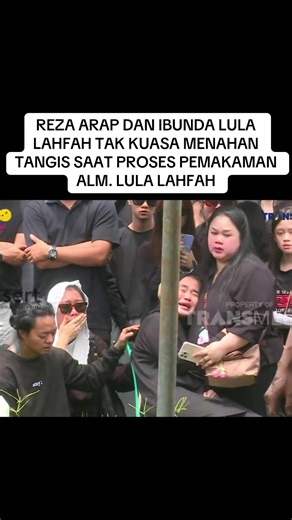 REZA ARAP DAN IBUNDA LULA LAHFAH TAK KUASA MENAHAN TANGIS SAAT PROSES PEMAKAMAN ALM. LULA LAHFAH #lulalahfah #lulalahfahmeninggal #rezaarap #fyp #viral