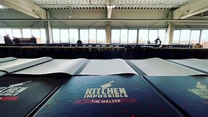 Das KITCHEN IMPOSSIBLE KOCHBUCH in der KITCHEN IMPOSSIBLE BOX 📓 🎁 Da hat der Chef mal reingehauen. Ein handsigniertes Kitchen Impossible Kochbuch in jeder Kitchen Impossible Box. Intern haben wir das signieren mal originell: “Mälzers schnelle Nummer” genannt. 🤣 Jetzt auf baembox.com 🔗 in Bio - Zustellung: 18.2.2022 🤯 🔴 Morgen Abend um 20:15 Uhr @vox ➡️ Kitchen Impossible mit @hayamolcho 🔴 #kitchenimpossible #baembox #edding3300 ✍️ @edding_de 💯 WHAT’S IN THE BOX? 🧐 1. Kitchen Impossible 