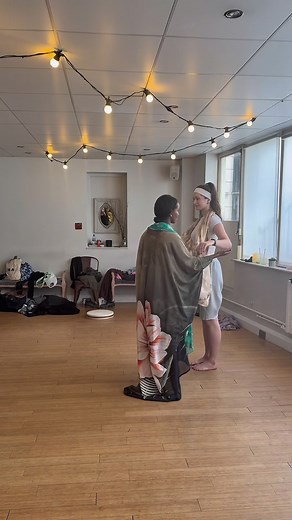 Somali dance | fitness | community on Instagram: "Dancer: the amazing @chatwin.dance Rigidity—in both life and buraanbur — makes things look and feel unnatural. When every part of your body is tense, movement becomes forced, and the flow gets lost. Buraanbur, much like life, thrives on freedom, not control. Your body needs space to breathe, to shift, to transition gracefully. And that freedom starts with learning how to let go. A big reason we get stuck—in our movement or our expression—is becau