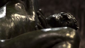 KLINGERS MÄNNLICHER AKT In seinem polemischen Aufsatz „Malerei und Zeichnung“, der 1891 im Selbstverlag erschien, setzte sich Max Klinger für die direkte Darstellung des nackten Körpers ein und ebnete damit den Weg für einen modernen Umgang mit dem Menschenbild in der Kunst. Wie andere Künstler seiner Zeit engagierte Klinger Berufssportler als Modelle. Dies eröffnete neue Möglichkeiten der Darstellung des männlichen Akts, sowohl formal als auch thematisch. _____ MAX KLINGER und das Kunstwerk der