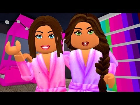 MEET MY SISTER PHOEBERRY | My Sisters First Day of Royale High School 👑 | Roblox