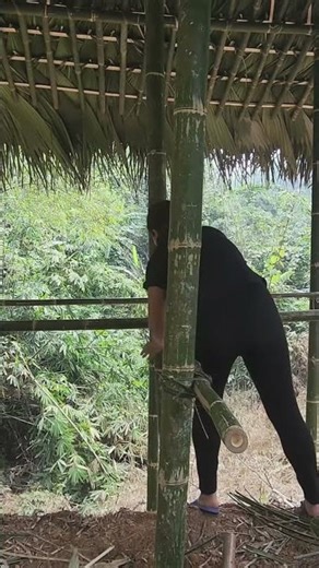 Complete the floor of the bamboo house