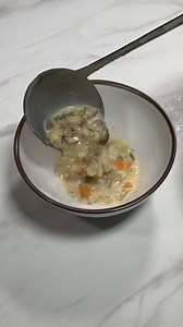 Moja ulubiona szybka zupa z drobnym makaronem, którego nie trzeba osobno gotować! Twoja nowa, ULUBIONA zupa ! 1 duża cebula, 400g pieczarek, 3 marchewki, pęczek koperku, 1,5 litra lekkiego bulionu, 1/2 szklanki małego makaronu, 200ml śmietanki 36%, sól, Pieprz, odrobina słodzidła , | Nathallae - Natalia Maszkowska