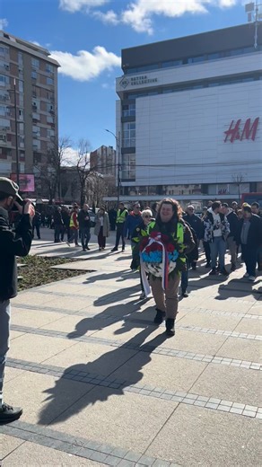 Studenti i građani krenuli su preko Đuke Dinić i Bulevara 12. februar do logora kao bi položili venac @stojdzonistoj | Južne vesti
