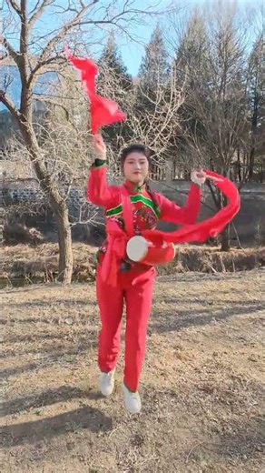 Discover the Ancient Art of Waist Drumming in Shaanxi