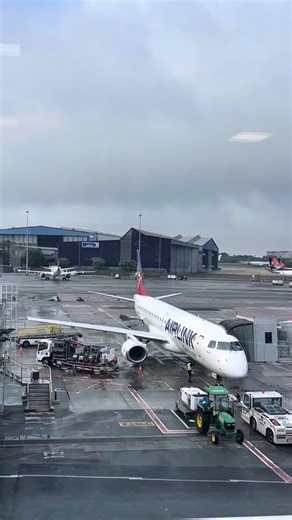 Touch down Stellenbosch. 🏡 🛬 @fly_airlink 🚗 @hyundai_sa #InvestecSAOpen | Sunshine Tour