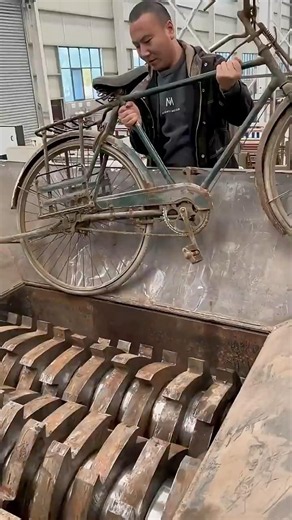 SHREDDER VS VINTAGE BICYCLE! ⚙️🚲 Epic Metal Destruction