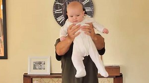 Voici 17 façons de porter un bébé