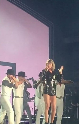 Taylor Swift - Blank Space LIVE at the 1989 Tour 7-11-15 #taylorswift #1989