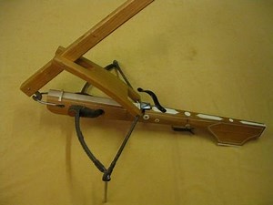A Crossbow being strung - Armbrust spannen mit der Wippe 十字弓
