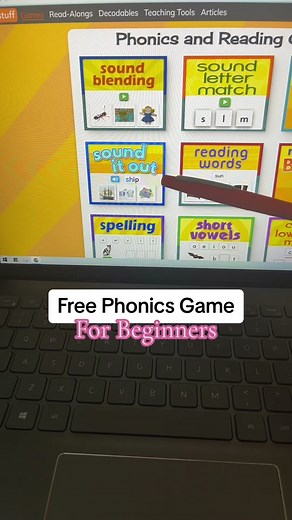 ✨ Cool phonics game for early readers! Notice how I am connecting the sounds (continuous blending) and not segmenting them. This is the best method for early readers when it comes to decoding new words. I love that this game connects meaning with choosing the correct picture. #phonicsgames #phonics #learntoread #scienceofreading #continuousblending #sounditout #beginningreaders #strugglingreaders