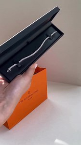 From our signature orange bags to our personalised gift messages, no detail is overlooked in our luxury packaging ✨ | The Diamond Store