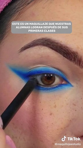 Tutorial de maquillaje paso a paso en tonos azules