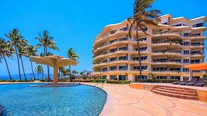 Quinta del Mar PH 601 | $1,750,000 USD in Nuevo Vallarta Area (4 Bd | 5 Ba | 5,950.28 sq.ft.) See more: http://bit.ly/quinta-dl-mar-ph Quinta Del Mar is a unique and luxurious condominium project located on the longest sandy beach in the Bay of Banderas. Its architecture incorporating the use of curves combines perfectly with the ocean waves, gardens and mountains surrounding this paradise.http://bit.ly/nvo-vta | Coldwell Banker La Costa - Real Estate Puerto Vallarta