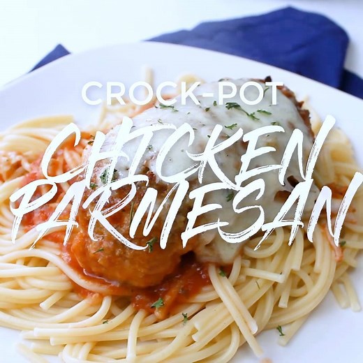 Did you know you can make Chicken Parmesan in your CROCK POT!! You sure can and it tastes just like it came outta the oven! RECIPE --> https://www.thecountrycook.net/crock-pot-chicken-parmesan/ | The Country Cook