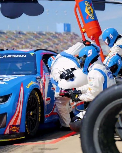 the no. 5 pit crew was quick, quick, QUICK 🔥