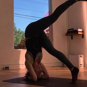 Sirsasana I Tutorial part 2! “If you are entering with one leg lifted, it has to be more of a float....” As I mention at the beginning of this video, I never teach this entrance first. The reason why is because of the impulse to kick up into the pose. Kicking and flailing your legs around in this position puts your neck at high risk for injury, and that is the last thing we want to happen when working on this pose. If you can’t float up from this split leg position, have a look at the “tuck up” 