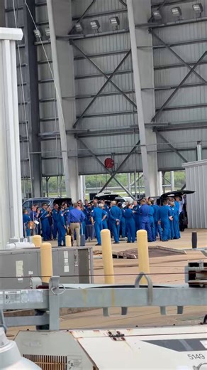 I think it's cute that the astronauts wear their flight suits all the time.I remember seeing them randomly at SpaceX, always suited up. It was kinda jarring too because you'd just get astronaut mogged out of nowhere.