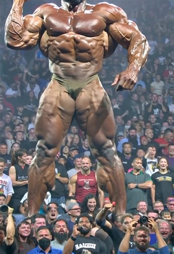 #flex #hugebodybuilder #hugemuscles #Hulk #giant #fitness #gym #beasstmode #bodybuildingcompetition #aigenerated #aiart