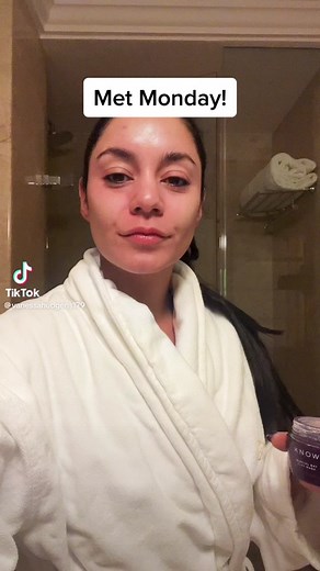 MET MONDAY with my @knowbeauty mask