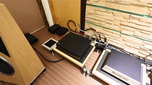 跟著 MY-HiEND主編一起逛逛雄發音響的二聲道試聽室 🎶 不只看器材、更是一次沉浸式的聲音體驗。 每一步走進去，都能感受到雄發用心打造的聲學空間與細節。 一起看看今天有什麼好聲音吧！ 整套系統由四個來自不同國家的品牌所組成：**Audiovector、Totaldac、Innuos、Constellation**——每一個品牌都在其領域中擁有高度專精與口碑。 在雄發音響的細心調整下，整套系統呈現出密度、動態與細節兼具的極佳聲音表現。我們也深深感受到店家對聲音、空間與整體體驗所投入的熱情。 這次在雄發的體驗讓我們看見不同品牌在同一套系統中所展現的互補性，也感受到店家對聲音調校的專業度。 如果你也喜歡探索不同品牌的個性組合，不妨親自走一趟雄發音響耳機事業部，體驗一下這套少見又精彩的搭配。 感謝MY-HiEND 精彩的照片與影片分享。 #Audiovector #constellation #Innuos #TotalDAC #myhiend | 鈦孚音響 Taifu Audio