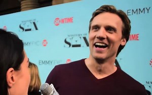 Teddy Sears泰迪·西尔斯 开心的就Masters of Sex接受女记者采访