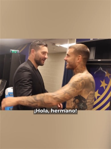 André-Pierre Gignac entró al vestidor de la Selección de Francia para felicitar y abrazar a figuras como Mbappé y Kanté por su triunfo contra Marruecos en la Copa del Mundo. #Latinus#InformaciónParaTi