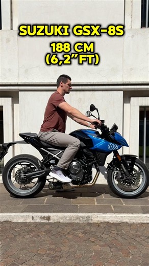 Suzuki GSX-8S: come “calza” su motociclisti di diverse altezze #suzukigsx8s #insella #bikefitcheck