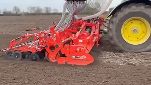 🔴 New KUHN Farm Machinery UK Ltd CSC 6000 drill combi complete with TF1510 front tank and SeedFlex disc coulters, out in the field…. 🌱🌱 #bestrongbekuhn | Malpas Tractors Ltd