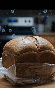 Freezing freshly purchased or homemade bread is an effective method for preserving it for longer, avoiding waste. However, the real problem arises at the time of defrosting, especially if: The bread has been defrosted several times It has been sitting at room temperature for too long It was thawed incorrectly (for example, leaving it in the closed bag with internal humidity) Why avoid frozen and thawed bread Here are the main reasons why it is not recommended to eat bread that has been frozen an
