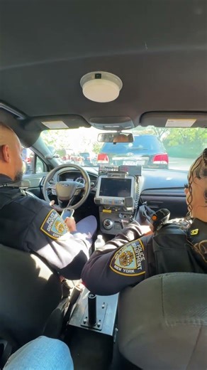 Adentro de un carro policía por primera vez #viral