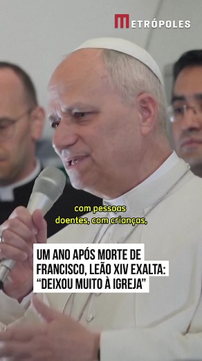 O papa #LeãoXIV recordou, nesta terça-feira (21/4), o papa #Francisco, um ano após a m0rte do pontífice. A homenagem foi feita durante viagem à Guiné Equatorial. No voo entre Luanda e Malabo, Leão XIV destacou o legado deixado por seu antecessor. “Gostaria de recordar, neste primeiro aniversário da sua morte, o papa Francisco, que deixou e doou muito à Igreja com a sua vida, o seu testemunho, as suas palavras e os seus gestos. Pelo que fez, vivendo verdadeiramente a proximidade aos mais pobres,