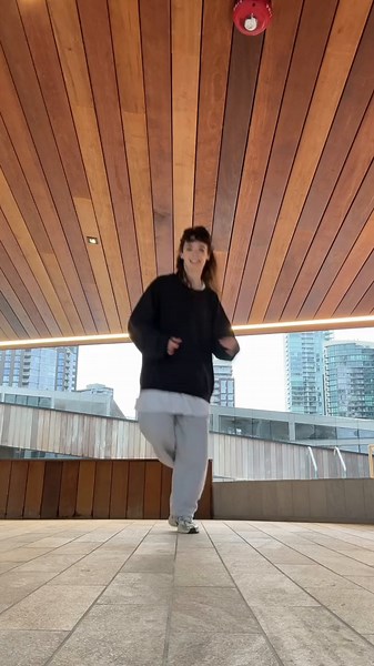 Shuffle and Dodge variations #housedance #housedancer #housedancetutorial #footwork #housemusic #shuffleanddodge