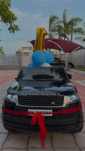 KombaTastyFood on Instagram: "Kids Range Rover New Model for my Lionel🩵😁🎂 Ila huu uwoga wa mwanangu kautoa wapi jamaniii? (itakua kanirithi mimi huyuu sio bure😁🙌)"