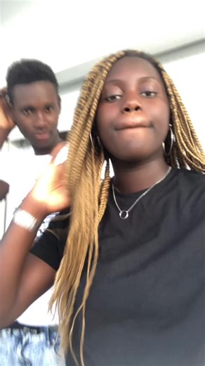 Hacemos buenas pareja? Os leooo👀 seguidme en insta y sabréis si somos novios o no (Ig:mame_fb)