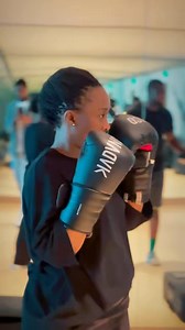 🥊Séance de cardio boxe avec ma femme @rosy_biabatantou ! Le sport, c’est bien plus qu’un simple entraînement. C’est une discipline, un état d’esprit. Entre la routine et la progression, l’effort est le passage obligé. Celui qui l’accepte transforme chaque goutte de sueur en victoire. 💪🏾 Merci à ma moitié pour cette dose de motivation à deux ! Ensemble, on avance, on grandit, on se dépasse. ❤️ #sport #cardio #Boxe #effort | Pasteur Ghislain Biabatantou