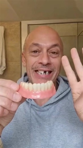Vous utilisez encore des comprimés pour nettoyer votre dentier ? Le problème, c’est qu’ils masquent l’odeur, mais ne suppriment pas les bactéries. Résultat : mauvaise haleine, gencives irritées et dentier qui jaunit. Avec Dentaclean, il suffit d’appuyer sur un bouton : en 3 minutes, les ultrasons éliminent 99,9 % des bactéries et laissent votre prothèse éclatante, sans effort. Un geste simple pour un dentier propre, frais et confortable chaque jour. | Lyra